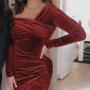 Klänning  - Klänning som endast använts 1 gång till ett event. Därav är den helt i nyskick. 