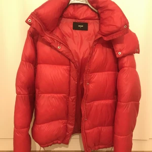 Dunjacka röd - Röd dunjacka från Bik bok M