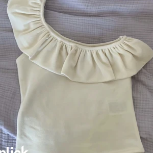 Volang topp - Säljer denna söta volang toppen som är one shoulder💞 använd 1 gång.  Lånad bild