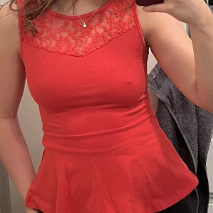 Superfin peplumtop - Jättefin korallröd peplumtop med spets! Storlek XS