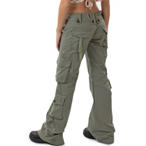 Cargo byxor  - Lågamidjade militärgröna cargobyxor med detaljer. (Nypris 1000kr)  Midjemått: 36cm Innerbenslängd: 80cm  Finns forfarande kvar! Köp via ”köp direkt” knappen🫶🏼