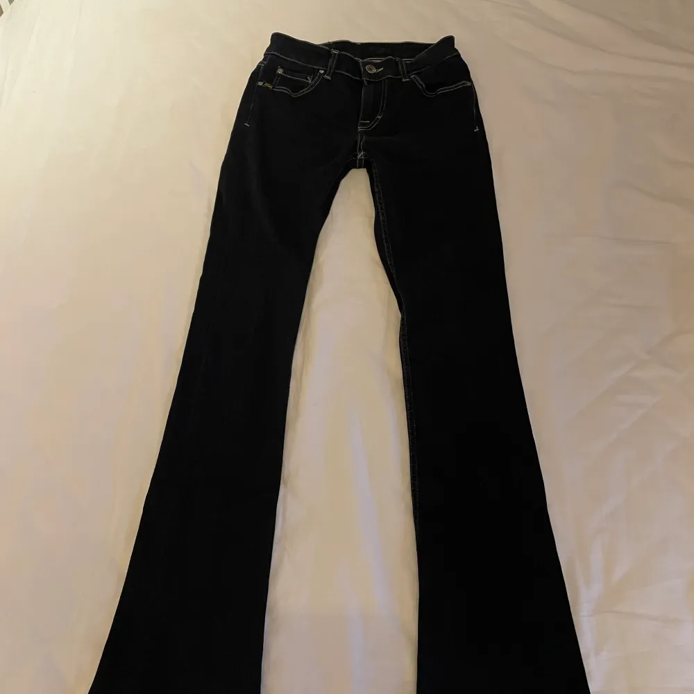 Så snygga mörkblå tiger of Sweden jeans i storlek 27/30 i nyskick. . Jeans & Byxor.