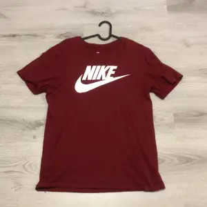 Säljer Nike T-shirt, bra skick! Använd 1 gång.