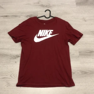 Säljer Nike tröja!!! - Säljer Nike T-shirt, bra skick! Använd 1 gång.