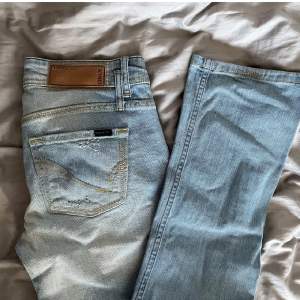 Så fina lågmidjade ljusblåa jeans från only med detaljer. Köpta på plick men de var tyvärr lite för små så säljer vidare. Har därav inga bilder på. Modellen är straight/bootcut. Skriv privat elr tryck på köp nu för att köpa💗