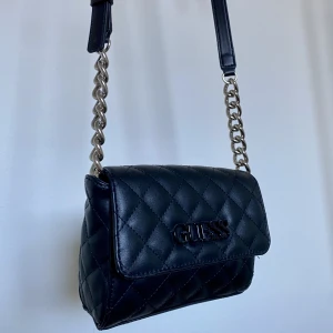 Guess väska - Väska från märket Guess, säljer då jag har två likadana. Pyttelite färg som låtsas på märket men inget som märks! 🌟 Självklart äkta