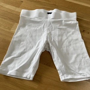 bikershorts - vita bikershorts från gina tricot. helt nya. 