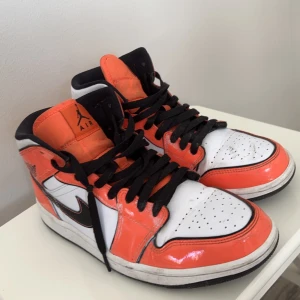 Air Jordan turf orange 1 mid  - Bra skick lite dålig bild. Men knappt använd lite skitig men lätt o göra rent. 