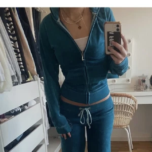 Vintage Juicy Kofta - Vintage juicy kofta som funkar perfekt nu till våren. Formar midjan perfekt och bra skick. Hör av dig för mer beskrivning och bilder 💙(lånade bilder av personen jag köpte ifrån)