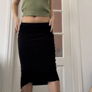 Svart midikjol!⚡️ - Svart långkjol ifrån hm i storlek 36. Slutet av kjolen är lite kortare fram än bak! ✨jättebra skick! 