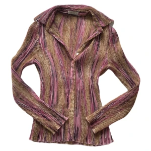 Skjorta - Superfin skjorta i veckat tyg. Sitter figursytt längs med kroppen och har små guldtrådar. 