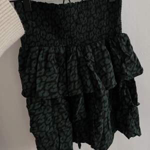 Jättefin mönstrad kjol i svart och grönt. Skriv för fler bilder!❤️