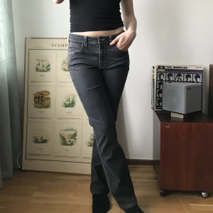 Armani jeans  - Mörk gråa armani jeans, köpta second hand. Har använt dem några gånger 