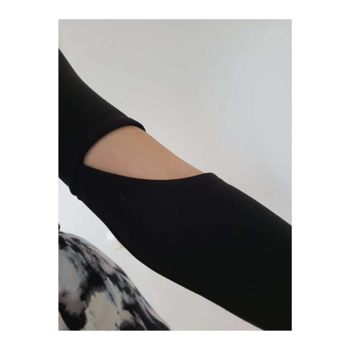Svart croptop med cutouts - 91