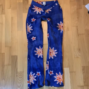 Lågmidjade yogapants med stjärnor - Blåa lågmidjade yogapants med stjärnor från saturn return. Jättebekväma, stretchiga och snygga på kroppen. Står M/L men passar också S, skriv för frågor!💗