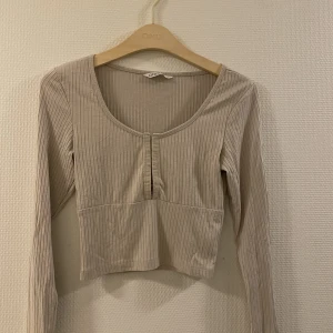 Topp - Snygg topp! Fåtal gånger använd så i gott skick!