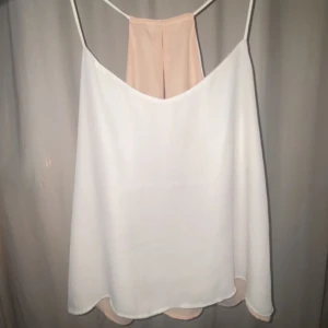 Festtopp/ linne - Jättefint linne som knappt är använt. Stl S. Man kan även vända ut och in så de blir rosa.  Köpt för 179 kr säljer för 79 kr