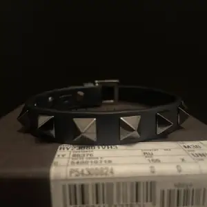 Hej! Säljer mitt fina Valentino armband som endast har testats. Nypris 2800. Mitt pris 1700. Hör gärna av er kring frågor och funderingar! Allt OG medföljer samt extra nitar, dm för flera bilder om ni är intresserade.