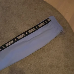 hoodrich  - ett par helt oanvända hoodrich byxor i en väldigt cool färg, det är storlek M som det står men dom passar mig perfekt och är 1,64 lång. ny pris: 500 kr 