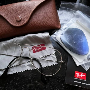 Rayban glasögon  - Glasen är i min styrka men de kan man byta ut till fönsterglas eller enligt sitt recept. Solglas medföljer. 