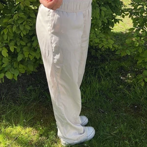 Satin byxor  - Säljer mina satin byxor i storlek xs från HM. De har inga slitningar då de knappt är använda eftersom de är försmå. Skulle säga att de passar perfekt för en xxs-xs och är perfekt läng för 160-165❤️