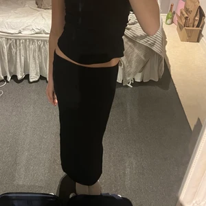 Långkjol  - Ribbad långkjol från hm , Som ny , liknar sndys kjolen väldigt mycket!