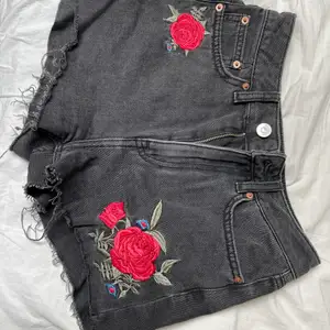 Fina jeansshorts från h&m med blommor på. Själv pga att de blivit för små