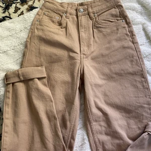 Beiga jeans ifrån H&M - Coola beiga jeans. Aldrig använt. Köpare står för frakt!