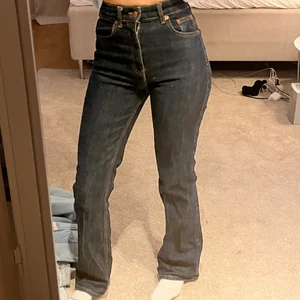 Marin blå jeans - Nyköpta jeans från pull and bear 