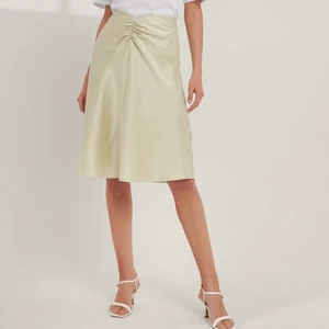 Guldfärgad satinkjol - Guldfärgad satinkjol i storlek 34, använd endast en gång. Kan skicka bild på hur den ser ut på via messenger 