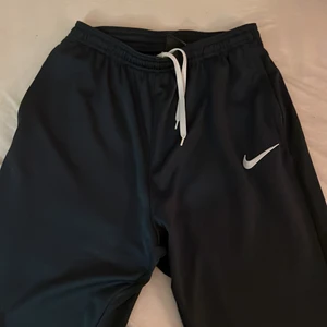 Nike byxor  - Säljer mina Nike träningsbyxor för att de blivit små på mig. Skit bekväma byxor man kan träna i. Storleken är XL i barnstolen så de är som S i vanlig storlek 