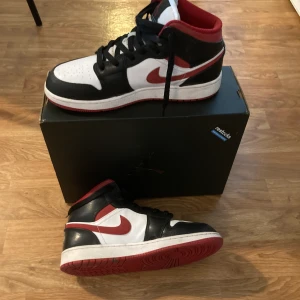 Nike air Jordan 1 Gym Red - Säljer nu mina Nike air Jordan 1 Gym red då de blivit för småa. Skorna är i väldigt bra skick och är knappt creasade. Nypriset på skorna är 2800 från restocks. Jag kan stå för frakten men står ej för postens slarv.