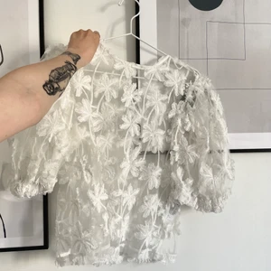 Vitt festtopp Object - Vit festtopp från Object i mycket fint skick som inte finns att köpa längre. Storleken är 34. Det är bara att fråga om ni vill ha fler bilder.