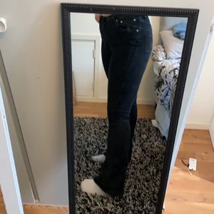 bootcut jeans STL L - Byxorna är i skick! Inga fläckar! Dom är i storlek L! Sitter bra då dom går ut väldigt fint✨ (Köparen står för frakten)