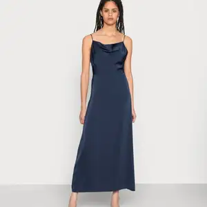 Helt ny klänning från Vila. Aldrig använt så i bästa skick😊 köpt för 450kr🌸 kan mötas upp i Stockholm eller frakta📦