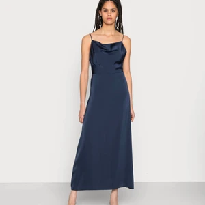 Vila Ankle Dress - Helt ny klänning från Vila. Aldrig använt så i bästa skick😊 köpt för 450kr🌸 kan mötas upp i Stockholm eller frakta📦