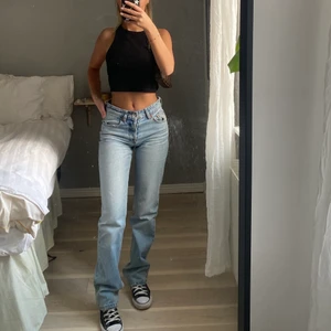 Jeans zara - Säljer de populära mid rice jeansen från Zara, Stl 32. Köparen står för frakten💙