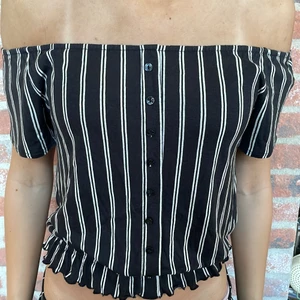 Svart randig topp storlek S - Svart topp med knappar framtill och resor ner till. Storlek S från HM. 