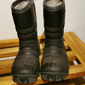 Lättfodrade stövlar  - Säljer dessa då min son växt ur dem 