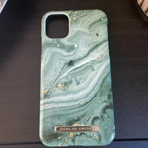 Ideal of Sweden  - Ja säljer den för ingen i min famil har en iPhone 11😐 Och den e knappast använd för ja fick min nya lur typ precis efter ja köpte den här