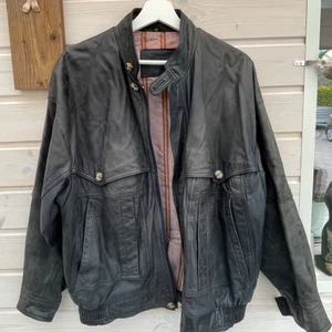 Vintage Äkta skinnjacka - En dusty gray/black skinnjacka i äkta läder i väldigt bra skick! Pappas gamla från 80-talet och väldigt väl behandlad. Fint skick med en bra vintage feeling:)