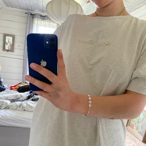 T-shirt - Ljus grå t-shirt, lite tjockare material, små spottar på både sidorna