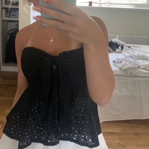 Söt topp -  Intresse koll på min fina söta topp säljer endast på bra bud aldrig använd och jättefin till sommaren .Säljer i så fall på grund av att den är lite förstor för mig men det skulle jag säga passa S❤️