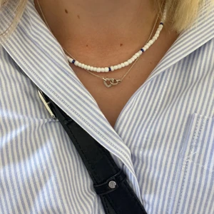 Blue edition  - Super fint halsband som är väldigt simpel men med en snygg detalj med de blåa pärlorna. Passar perfekt till dig som ska spendera dagen vid stranden! Man väljer själv storlek på armbandet, halsbandet är 40cm. Armbandet kostar 49kr och halsbandet 79kr. Eller båda för 115kr. Frakt tillkommer på 15kr. 