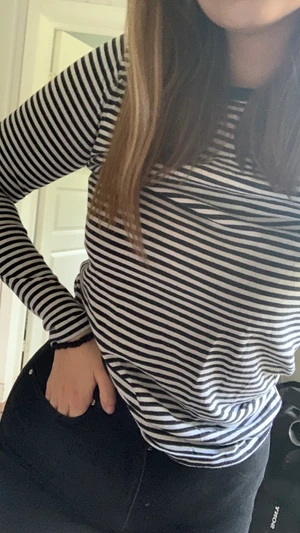 Randig tröja  - Fin radons tröja, sparsamt använd. Säljes då den är lite liten💕💕köparen står för frakten 