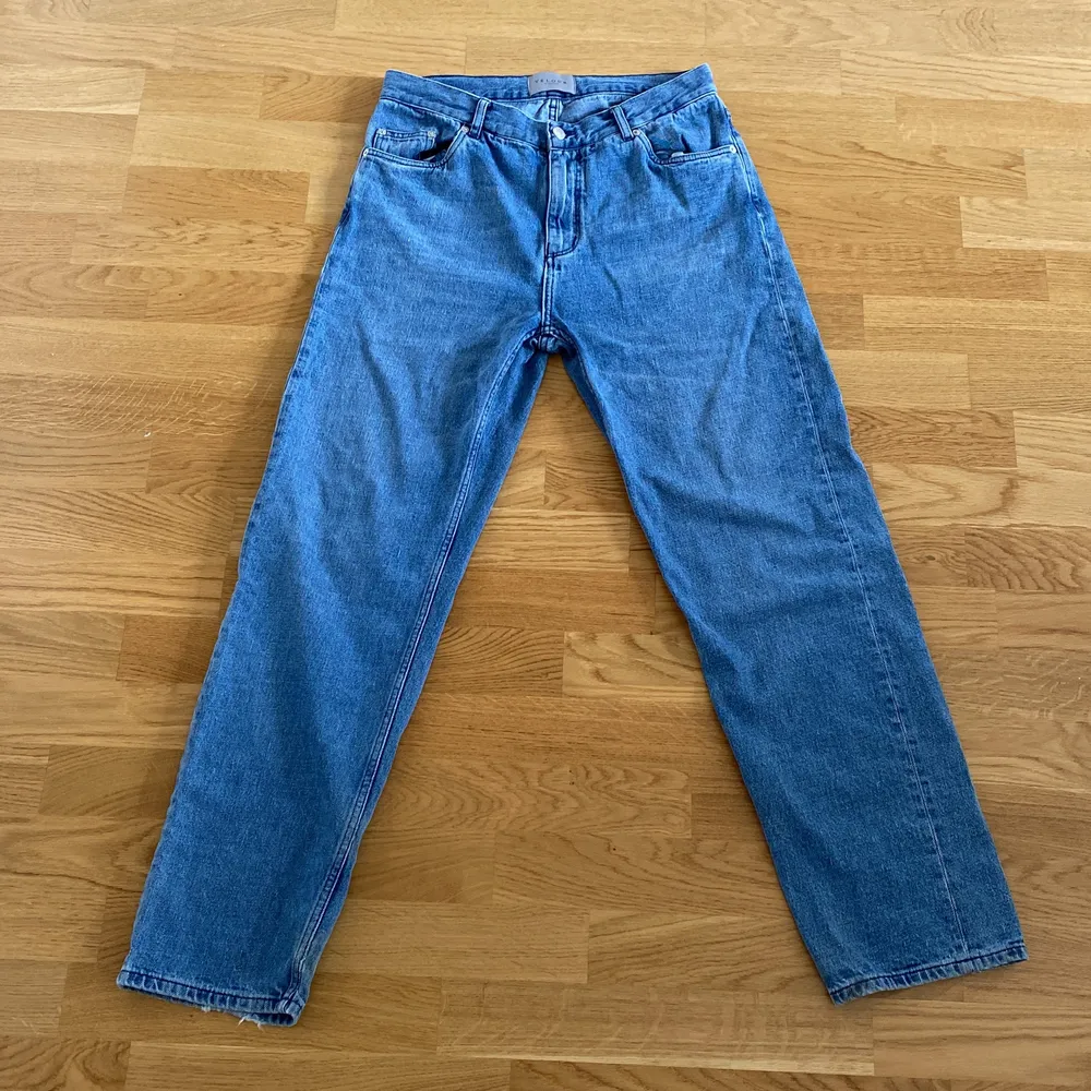 Ett par velour jeans som är ganska baggy. Storleken är 31. Skriv ifall du har mer frågor!. Jeans & Byxor.