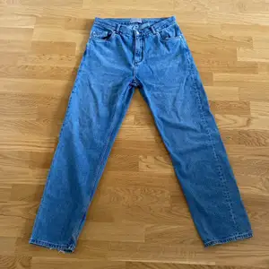Ett par velour jeans som är ganska baggy. Storleken är 31. Skriv ifall du har mer frågor!