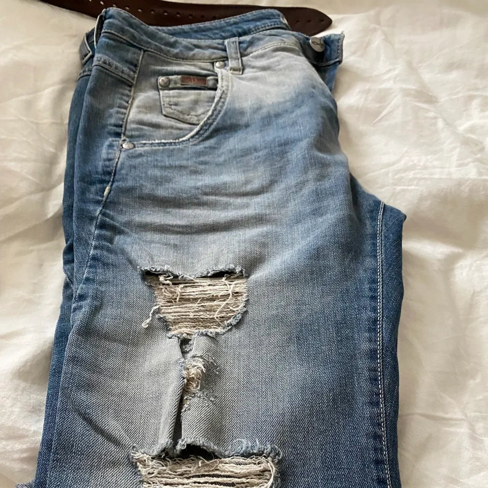 Härliga italienska jeans, snygg slitning. Använda 2 ggr, . Jeans & Byxor.