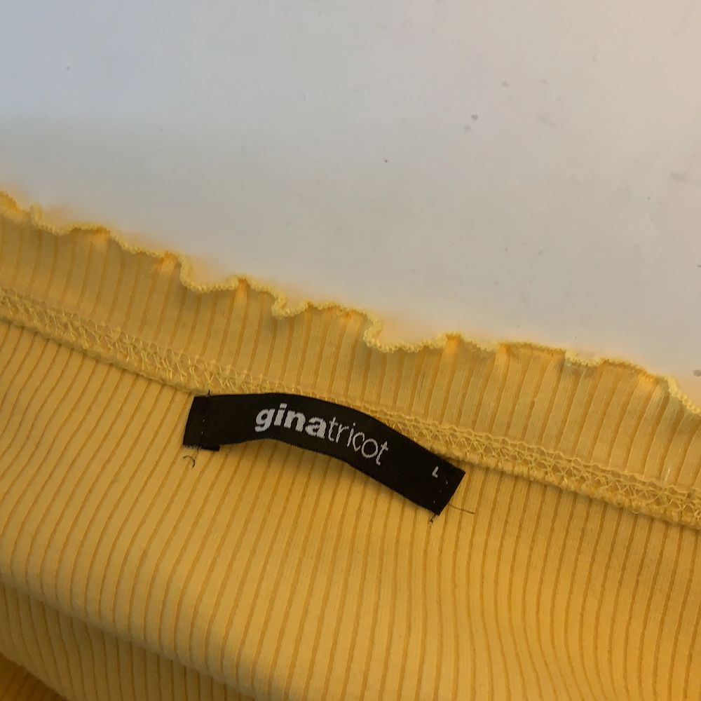 En jättefin gul offshoulder tröja från ginatricot. Den är i strl L men den passar mig som har S/M som strl. Säljer då den ej kommer till användning. Säljer för 150kr inkl frakt.. Blusar.
