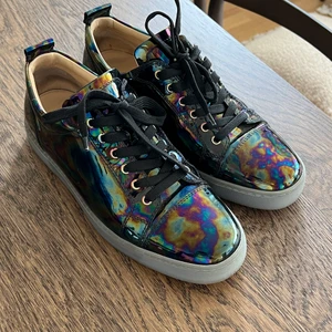 Christian Louboutin  - Christian Louboutin Louis junior oilslick patent. Strl 42 nypris 7995
